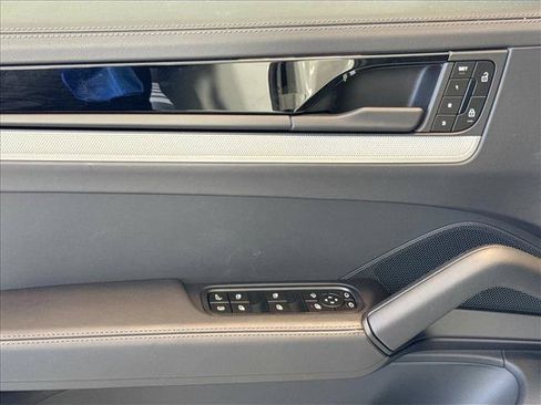 New 2025 Porsche Cayenne E-Hybrid Coupe AWD/4WD image 11