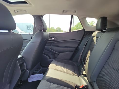 Used 2024 Chevrolet Trax LT w/ Sunroof Package FWD image 11