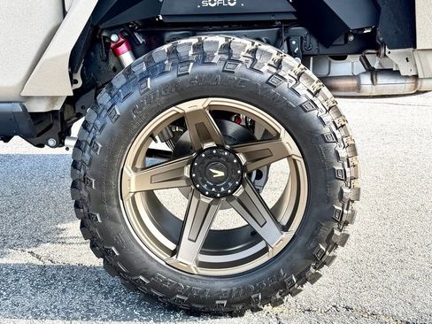 Used 2025 Jeep Gladiator Sport image 14