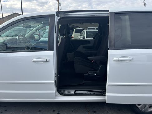 Used 2017 Dodge Grand Caravan SE w/ UConnect Hands-Free Group image 7
