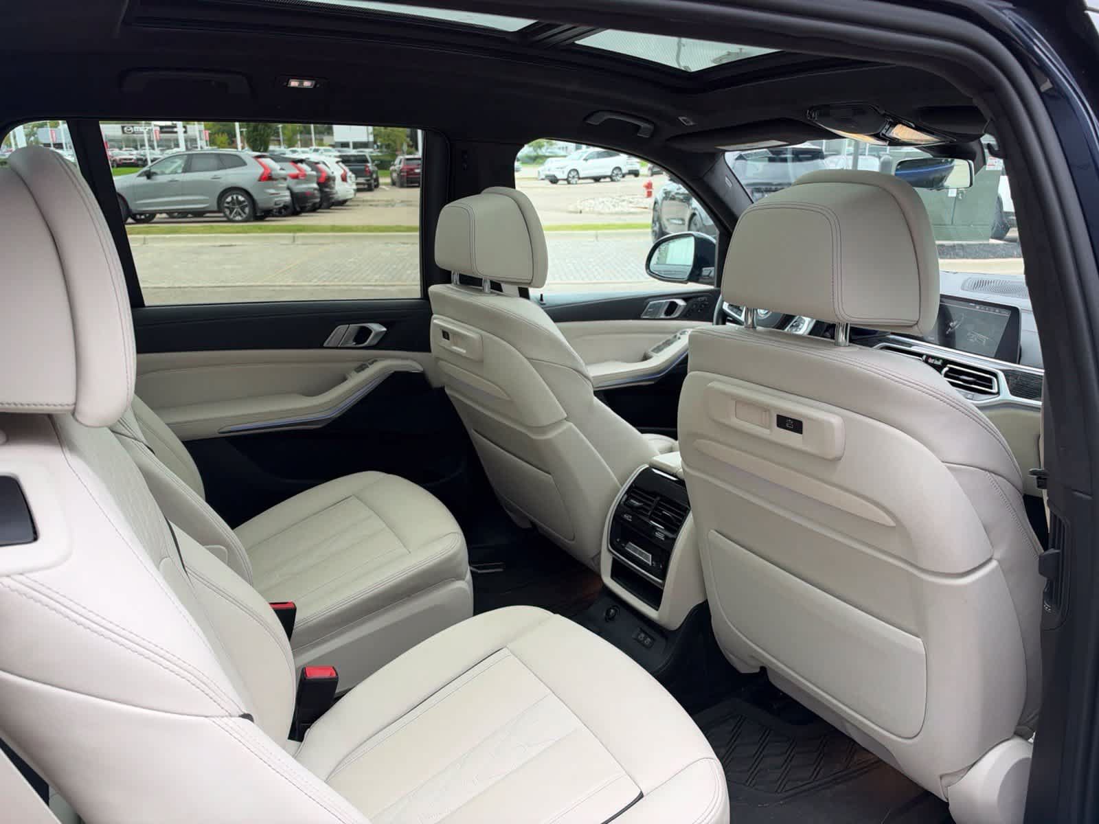 Used 2022 BMW X7 xDrive40i w/ M Sport Package AWD/4WD image 13