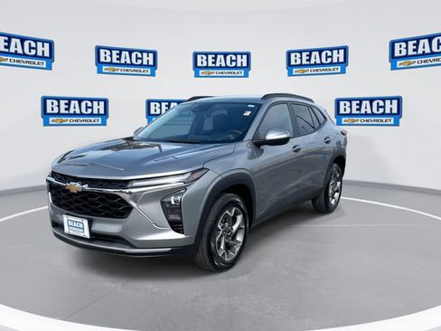 Used 2025 Chevrolet Trax LT w/ LT Convenience Package FWD image 4