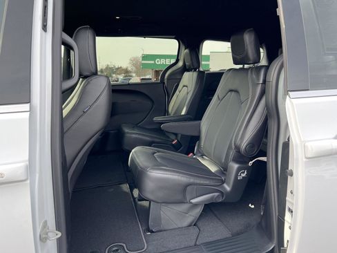 New 2026 Chrysler Voyager LX image 32