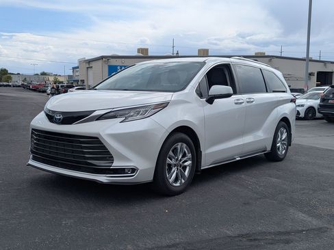 Used 2024 Toyota Sienna Limited FWD image 9