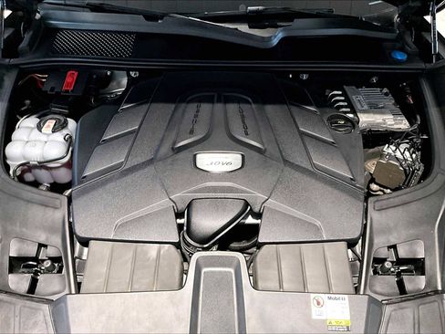 Used 2023 Porsche Cayenne Platinum Edition image 24