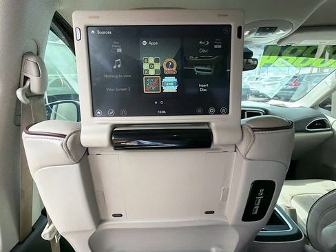 Used 2017 Chrysler Pacifica Limited FWD image 19