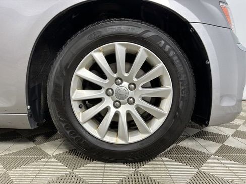 Used 2014 Chrysler 300 RWD image 9