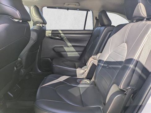 Used 2022 Toyota Highlander XLE AWD/4WD image 20