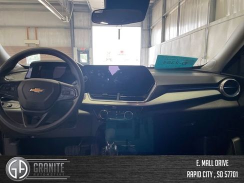Used 2025 Chevrolet Trax LT FWD image 17