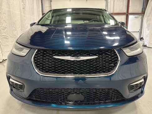 Used 2023 Chrysler Pacifica Touring-L image 2