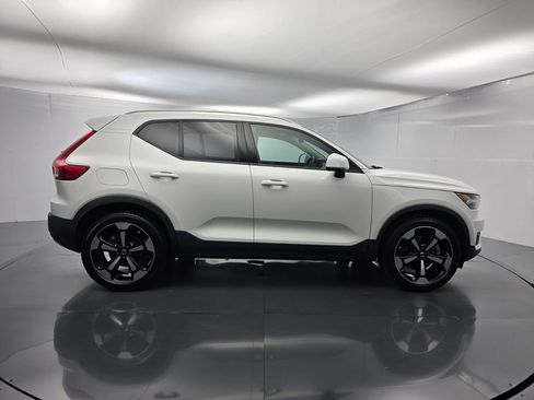 Used 2022 Volvo XC40 T5 Momentum w/ Premium Package AWD/4WD image 3