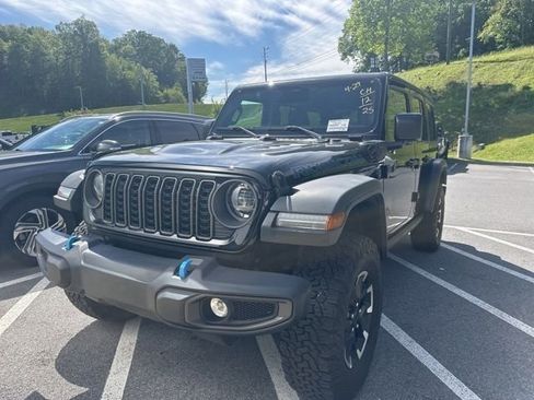 Used 2025 Jeep Wrangler Unlimited Rubicon 4xe w/ Convenience Group AWD/4WD image 3