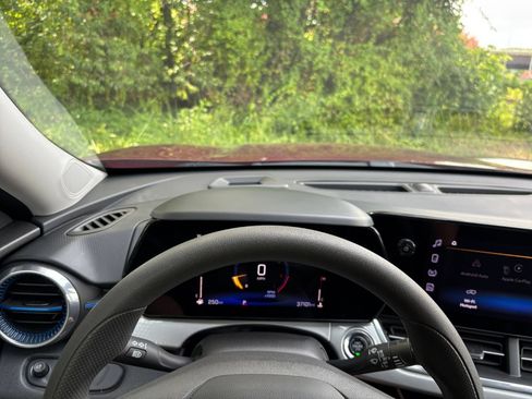 Used 2025 Chevrolet Trax LT FWD image 28
