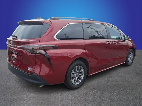 Used 2023 Toyota Sienna XLE image 4