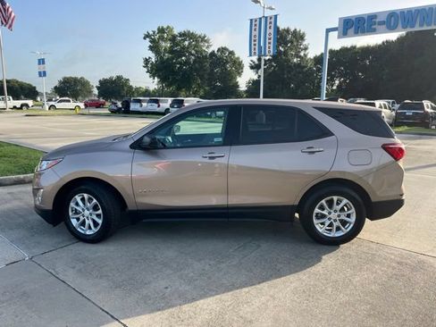 Used 2019 Chevrolet Equinox LS w/ LS Convenience Package FWD image 3