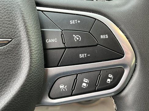 Used 2023 Chrysler Pacifica Touring-L image 32