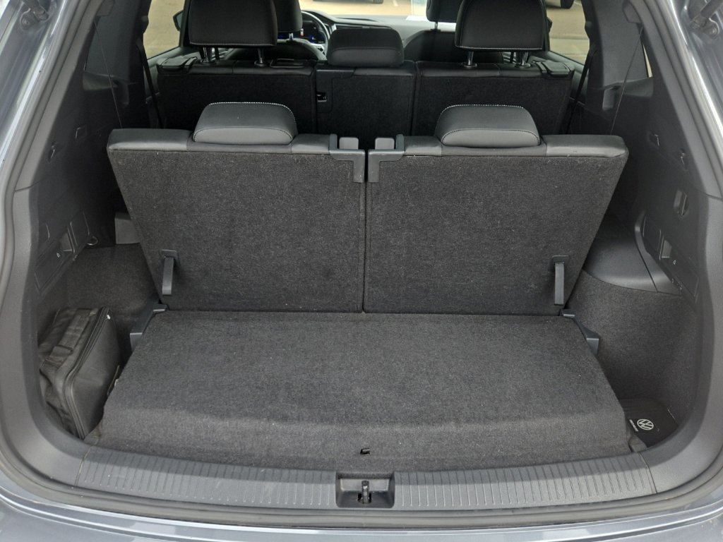 Used 2023 Volkswagen Tiguan SE R-Line FWD image 38