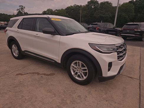 Used 2025 Ford Explorer Active w/ Active Comfort Package RWD image 4