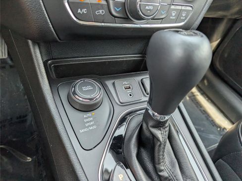 Used 2020 Jeep Cherokee Latitude Plus AWD/4WD image 27