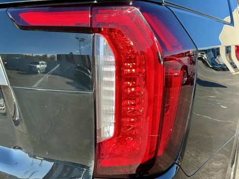 Used 2021 GMC Yukon XL Denali image 16