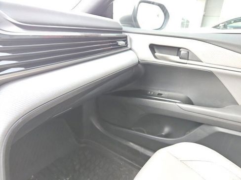 Used 2025 Toyota Camry SE w/ Convenience Package image 10