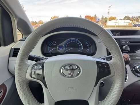 Used 2013 Toyota Sienna XLE image 26