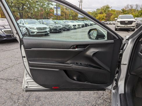 Used 2020 Toyota Camry SE image 10