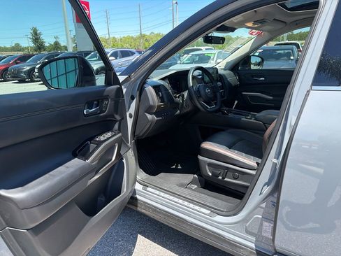 Used 2024 Nissan Pathfinder Platinum AWD/4WD image 13