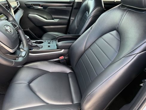 Used 2024 Toyota Highlander XLE FWD image 13