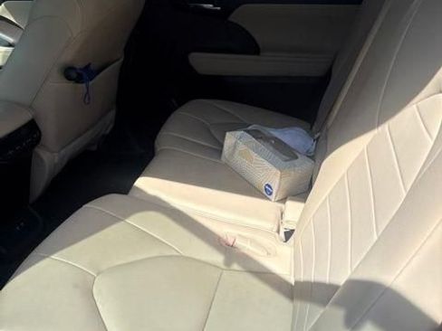 Used 2020 Toyota Highlander XLE FWD image 8