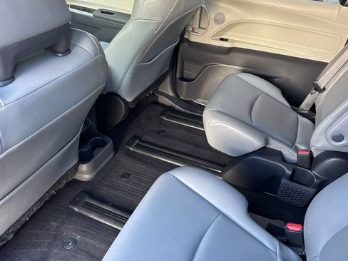 Certified 2022 Toyota Sienna XLE AWD/4WD image 11