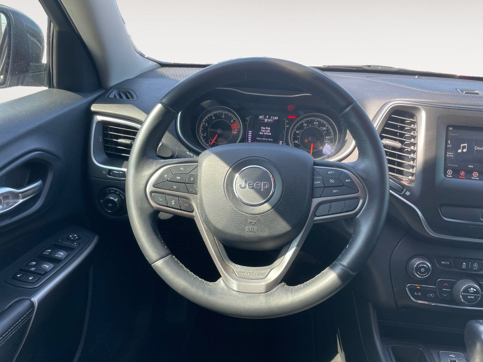 Used 2019 Jeep Cherokee Latitude Plus w/ Comfort/Convenience Group FWD image 9