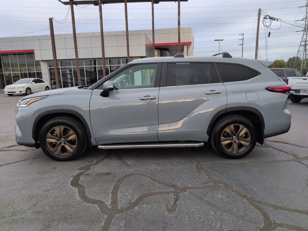 Used 2023 Toyota Highlander Bronze Edition AWD/4WD image 2