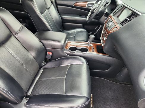 Used 2018 Nissan Pathfinder Platinum image 10