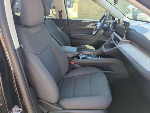 Used 2025 Ford Explorer Active AWD/4WD image 19