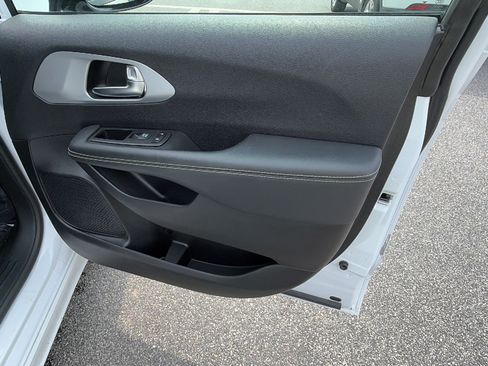 Used 2025 Chrysler Pacifica Limited FWD image 19