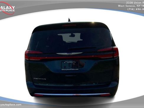 Used 2023 Chrysler Pacifica Touring-L FWD image 6