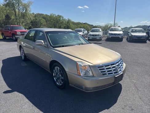 Used 2006 Cadillac DTS w/ Trunk Convenience Package FWD image 2