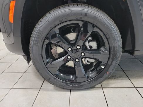 New 2025 Jeep Grand Cherokee Limited w/ Black Appearance Package image 30