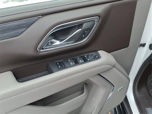 Used 2024 GMC Yukon XL SLT w/ SLT Premium Package image 17