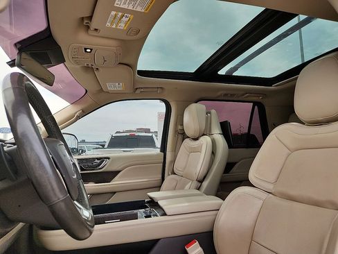 Used 2018 Lincoln Navigator Reserve w/ Technology Package AWD/4WD image 12