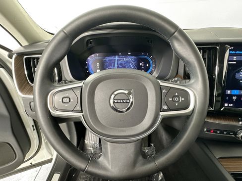 Used 2022 Volvo XC60 B5 Momentum w/ Protection Package Premier image 11