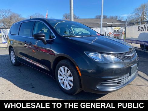 Used 2020 Chrysler Voyager L FWD image 1