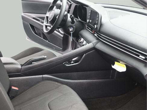 Used 2022 Hyundai Elantra SE FWD image 9