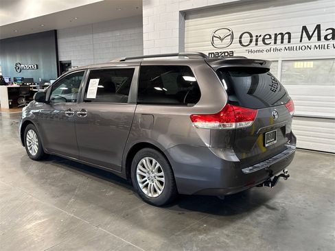 Used 2011 Toyota Sienna XLE image 22
