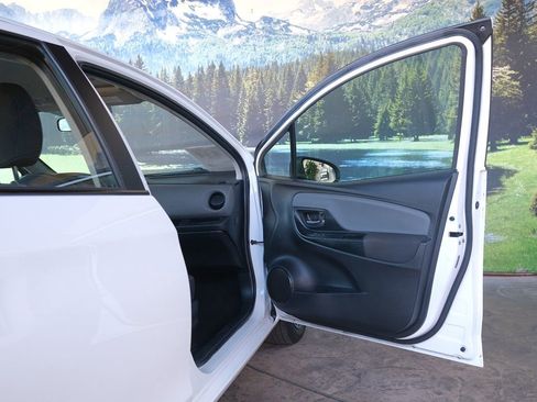 Used 2016 Toyota Yaris SE image 29