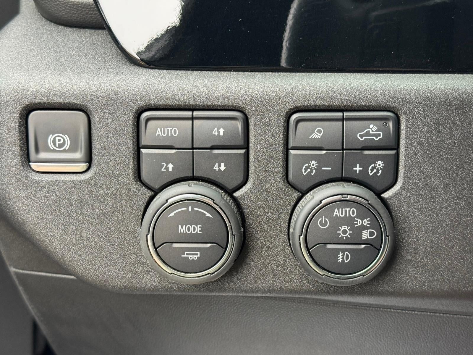 Used 2025 Chevrolet Silverado 1500 High Country w/ High Country Premium Package AWD/4WD image 15