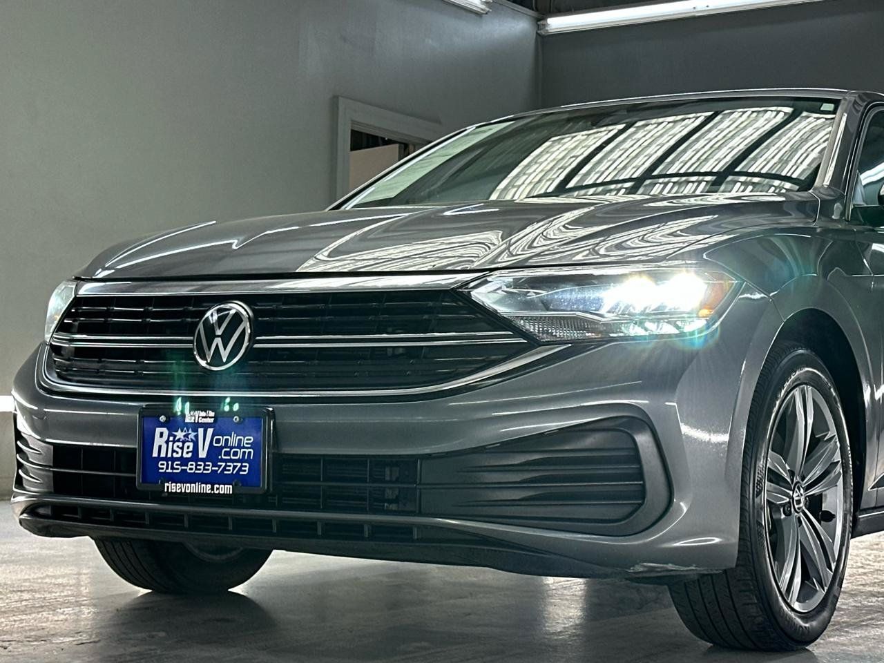 Used 2024 Volkswagen Jetta SE FWD image 4