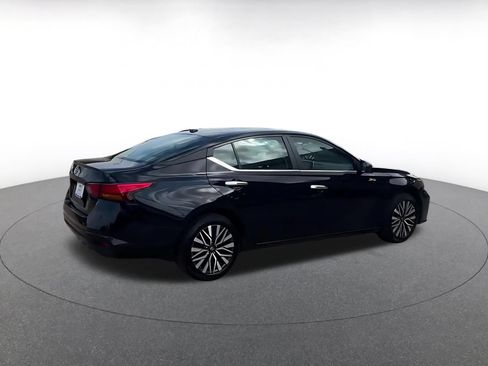 Used 2025 Nissan Altima 2.5 SV FWD image 12