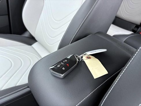 Used 2025 Volkswagen Tiguan SE image 32